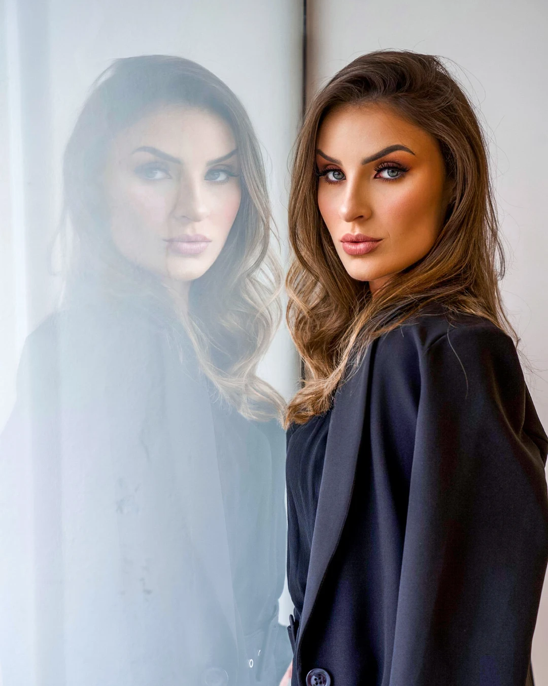 Vanessa SUSZECKI em retrato editorial com seu reflexo